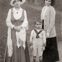 Cristina e Clotilde Garosci con Giorgio Agosti copia.jpg